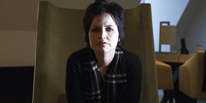 Il Memorial Open-Casket di Dolores O'Riordan attira migliaia di persone