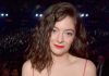 Grammy 2018: Lorde ha indossato un saggio femminista sul suo vestito