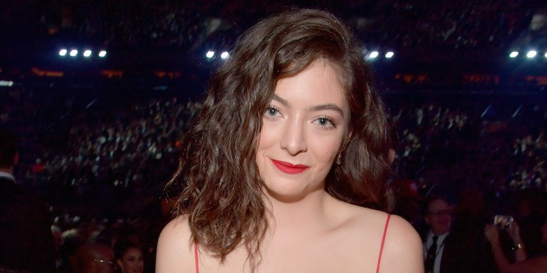 Grammy 2018: Lorde ha indossato un saggio femminista sul suo vestito