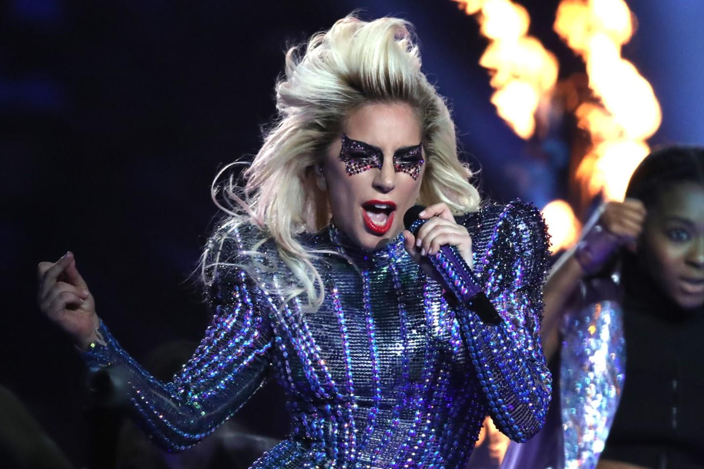 Lady Gaga cancella tour per "recuperare a casa"