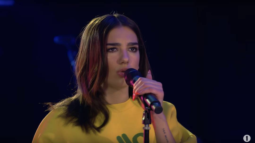 Dua lipa recluta charli xcx, zara larsson e altri per la sua gang "idgaf"