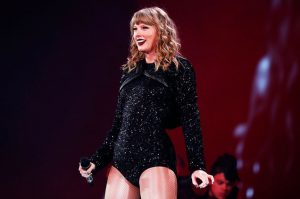 Taylor Swift a Prova di Pioggia - Si Toglie le Ciglia Finte Durante il Concerto.