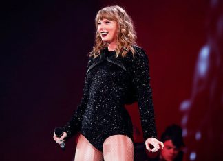 Taylor Swift a Prova di Pioggia - Si Toglie le Ciglia Finte Durante il Concerto.