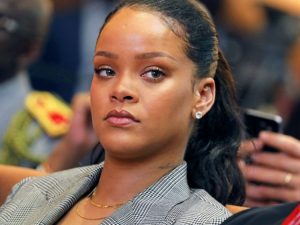 Rihanna 'Senza Pietà' - Fa Causa al Padre perché Usa il Suo Cognome.