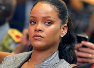 Rihanna 'Senza Pietà' - Fa Causa al Padre perché Usa il Suo Cognome.