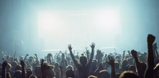 Concerto di Maduro in Venezuela - Mentre il Popolo Soffre si Scontra con Branson.