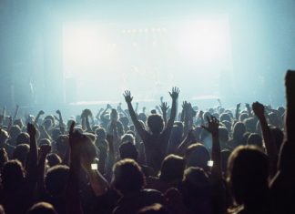 Concerto di Maduro in Venezuela - Mentre il Popolo Soffre si Scontra con Branson.