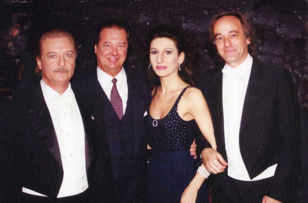 Lucia Aliberti col tenore Alfredo Kraus,i direttori Rafael Fruhbeck de Burgos e Marcello Viotti dopo un Concerto alla Deutsche Oper di Berlino.