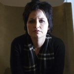 Il Memorial Open-Casket di Dolores O'Riordan attira migliaia di persone