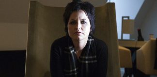 Il Memorial Open-Casket di Dolores O'Riordan attira migliaia di persone