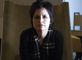 Il Memorial Open-Casket di Dolores O'Riordan attira migliaia di persone
