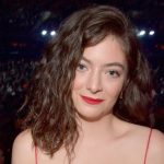 Grammy 2018: Lorde ha indossato un saggio femminista sul suo vestito