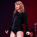 Taylor Swift a Prova di Pioggia - Si Toglie le Ciglia Finte Durante il Concerto.