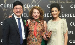 Raffaella Curier col magnate cinese Yizheng Zhao e il soprano Lucia Aliberti