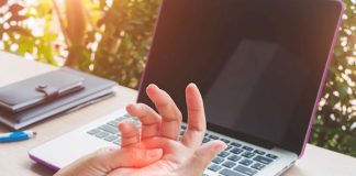 mano dolorante davanti il computer per sindrome tunnel carpale