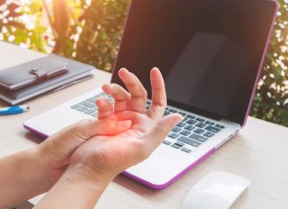 mano dolorante davanti il computer per sindrome tunnel carpale